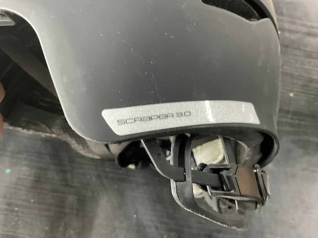 Fietshelmen (3x) en brekr motorhelm - afbeelding 3 van  15