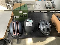 Fietshelmen (3x) en brekr motorhelm - afbeelding 1 van  15