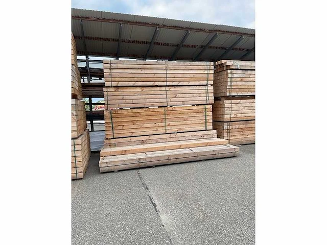 Fijnbezaagd douglas balk 12,5x12,5cm (424x) - afbeelding 4 van  5