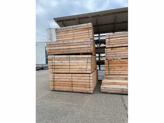 Fijnbezaagd douglas balk 12,5x12,5cm (62x) - afbeelding 3 van  5