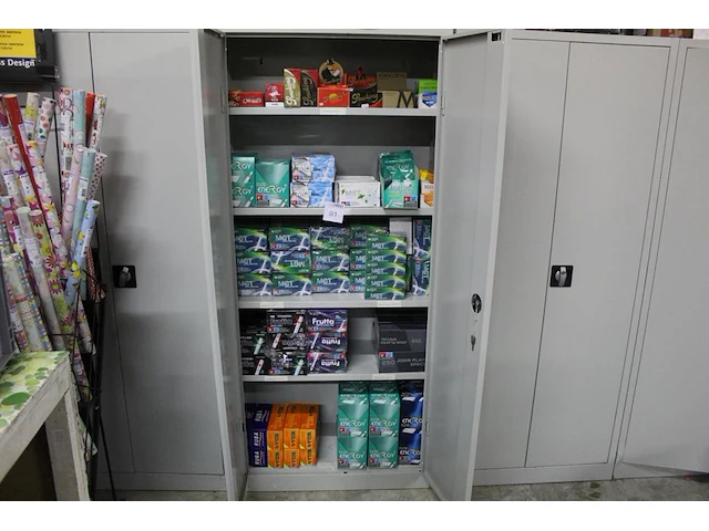 Filterhuizen en vloeitjes in diverse soorten en maten in kast - afbeelding 1 van  3
