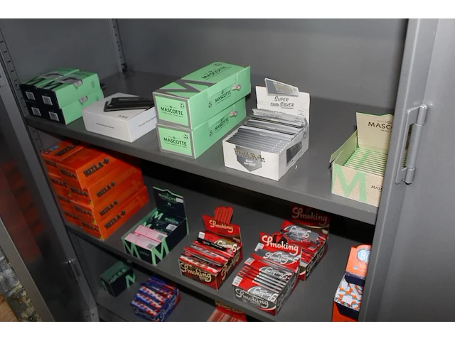 Filterhuizen en vloeitjes in diverse soorten en maten in kast - afbeelding 3 van  4