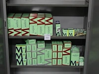 Filterhuizen en vloeitjes mascotte in diverse soorten en maten op twee schappen - afbeelding 1 van  2