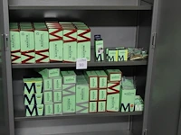 Filterhuizen en vloeitjes mascotte in diverse soorten en maten op twee schappen - afbeelding 2 van  2