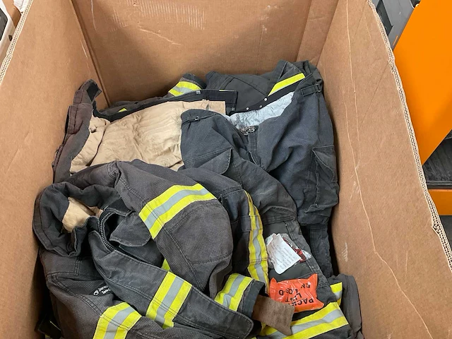 Fire fighting equipment (29x) - afbeelding 1 van  2