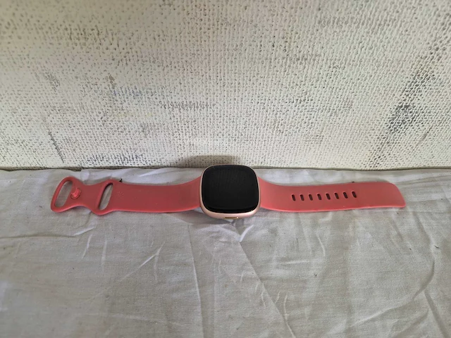 Fitbit versa 4 - smartwatch dames en heren - roze - afbeelding 2 van  3