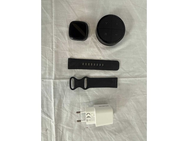 Fitbit versa 4 | philips hue tap dial switch | bluebuilt lader - afbeelding 2 van  2