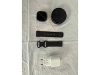 Fitbit versa 4 | philips hue tap dial switch | bluebuilt lader - afbeelding 2 van  2