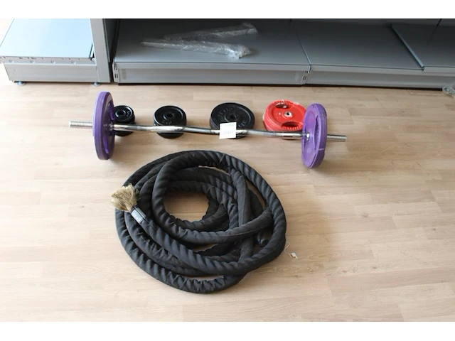Fitnessproducten w.o. curlstang en touw - afbeelding 1 van  3