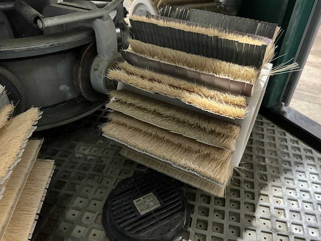 Fladder - 1990 - 300 aut/1000 - borstelmachine - afbeelding 12 van  14