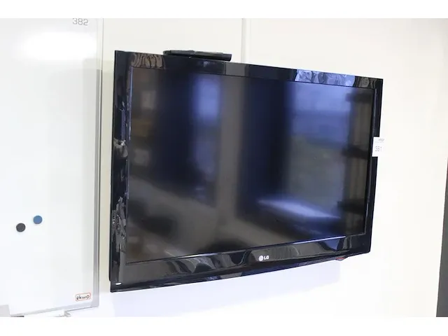 Flatscreen tv lg, 42 inch, met wandbeugel en afstandsbediening - afbeelding 1 van  2