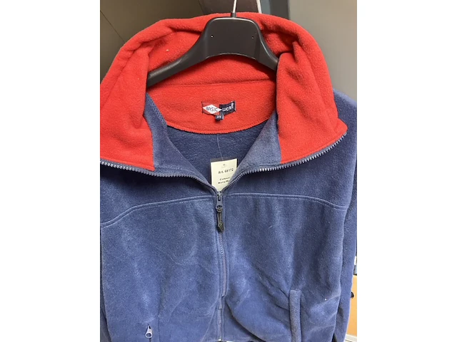 Fleece vest blauw met rode kraag maat xs - afbeelding 1 van  3