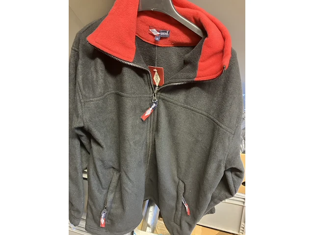 Fleece vest zwart met rode kraag maat s - afbeelding 1 van  7