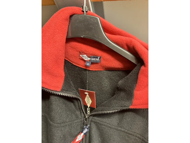 Fleece vest zwart met rode kraag maat s - afbeelding 3 van  7