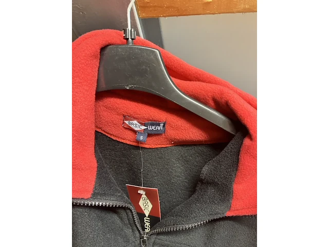 Fleece vest zwart met rode kraag maat s - afbeelding 4 van  7