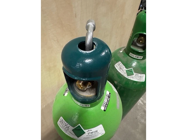 Fles protegon gas en fles argon gas - afbeelding 4 van  4