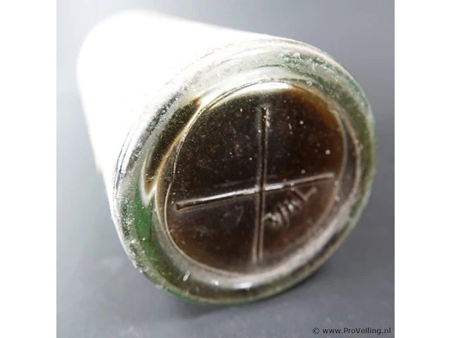 Fles wijn als op foto's - afbeelding 4 van  4