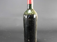 Fles wijn als op foto's - afbeelding 1 van  4