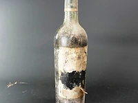 Fles wijn als op foto's - afbeelding 1 van  4