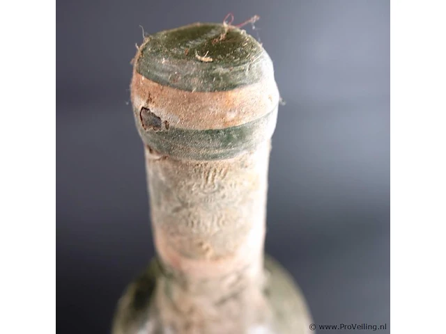Fles wijn als op foto's - afbeelding 3 van  4