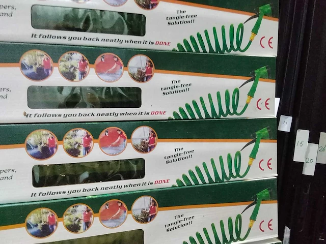 Flexibele uittrekbare tuinslang met handsproeier (5x) - afbeelding 4 van  7