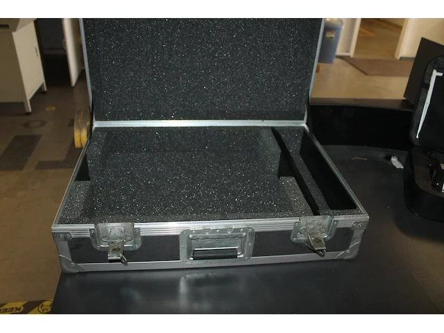 Flightcase. afmeting 68 x 47 x 17 cm. - afbeelding 2 van  2