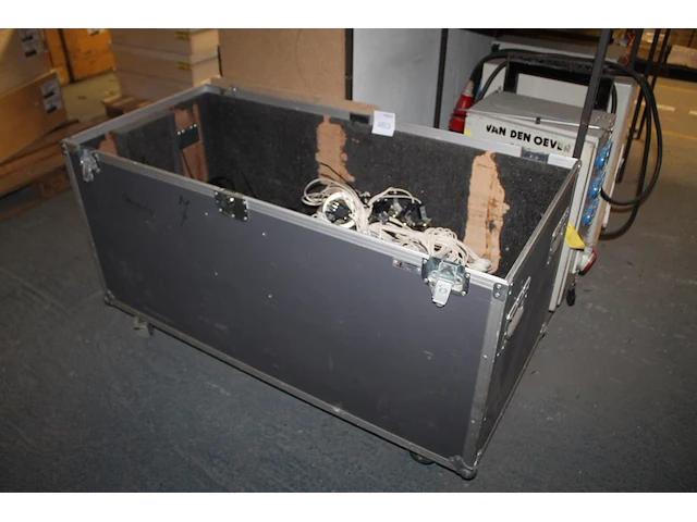Flightcase gevuld met grote hoeveelheid spots en aansluitkabels. let op! deksel flightcase ontbreekt. - afbeelding 1 van  2