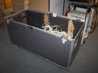 Flightcase gevuld met grote hoeveelheid spots en aansluitkabels. let op! deksel flightcase ontbreekt. - afbeelding 1 van  2