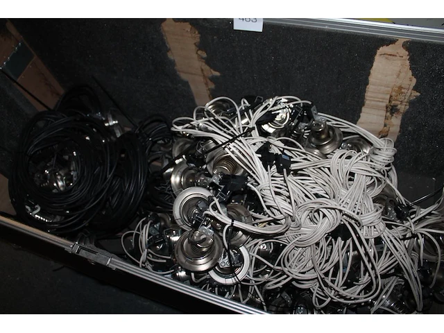 Flightcase gevuld met grote hoeveelheid spots en aansluitkabels. let op! deksel flightcase ontbreekt. - afbeelding 2 van  2