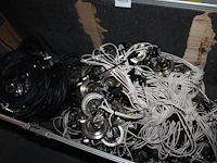 Flightcase gevuld met grote hoeveelheid spots en aansluitkabels. let op! deksel flightcase ontbreekt. - afbeelding 2 van  2