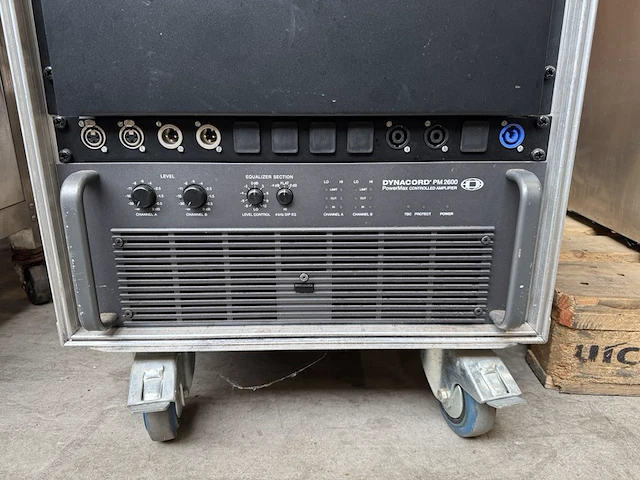 Flightcase met dynacord pm 2600 versterker - afbeelding 2 van  7