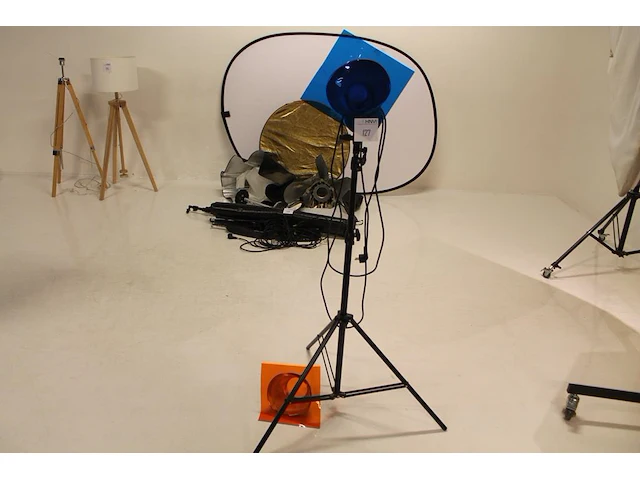 Flitslamp mettle 400 q op in hoogte verstelbaar statief bowens en twee kleurenfilters. - afbeelding 1 van  5