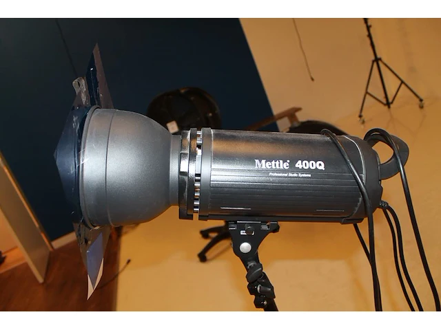 Flitslamp mettle 400 q op in hoogte verstelbaar statief bowens en twee kleurenfilters. - afbeelding 3 van  5