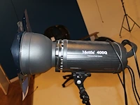 Flitslamp mettle 400 q op in hoogte verstelbaar statief bowens en twee kleurenfilters. - afbeelding 3 van  5