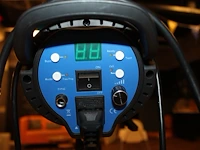 Flitslamp mettle 400 q op in hoogte verstelbaar statief bowens en twee kleurenfilters. - afbeelding 4 van  5