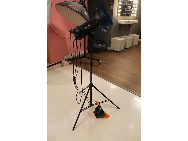 Flitslamp mettle 400 q op in hoogte verstelbaar statief bowens en twee kleurenfilters. - afbeelding 5 van  5