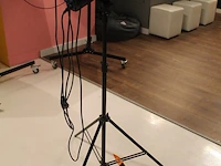 Flitslamp mettle 400 q op in hoogte verstelbaar statief bowens en twee kleurenfilters. - afbeelding 5 van  5