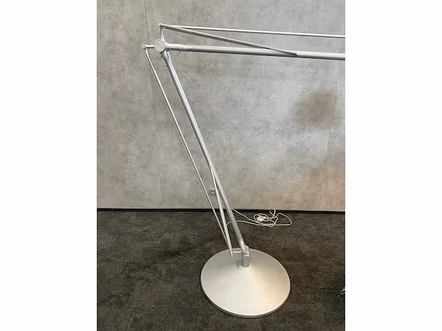 Flos superarchimoon - design vloerlamp - philippe starck - afbeelding 11 van  14