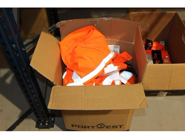 Fluoriserende kleding portwest w.o. 11 broeken en 3 vesten. - afbeelding 1 van  2