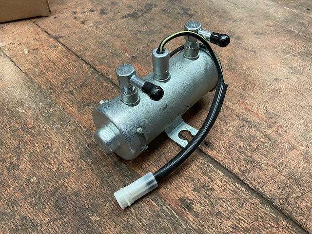 Fluxon 24v brandstofpomp (2x) - afbeelding 1 van  4