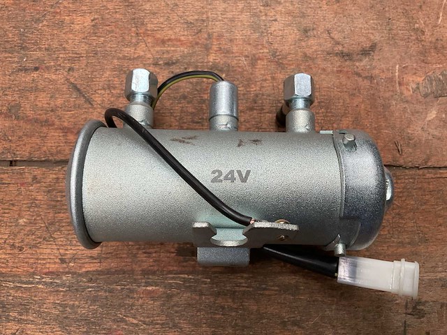 Fluxon 24v brandstofpomp (2x) - afbeelding 3 van  4