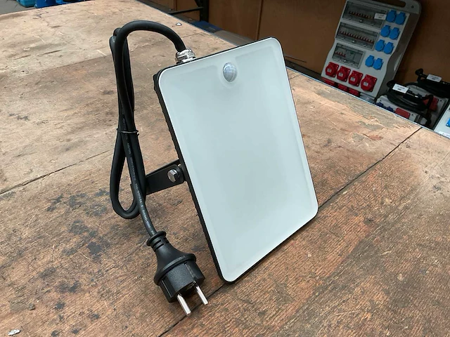 Fluxon lb50fp led schijnwerper met bewegingssensor - afbeelding 1 van  4