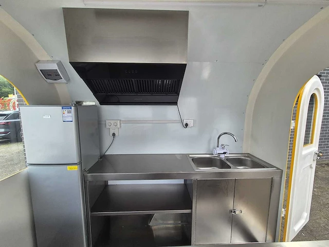 Foodtruck geel met afzuigkap - 2025 - afbeelding 5 van  15