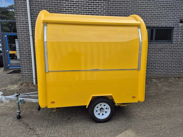 Foodtruck geel met afzuigkap - 2025 - afbeelding 1 van  15