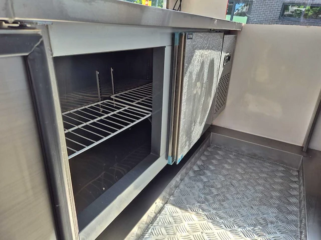 Foodtruck rood met afzuigkap + koelwerkbank - 2025 - afbeelding 2 van  14