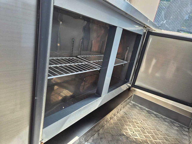 Foodtruck rood met afzuigkap + koelwerkbank - 2025 - afbeelding 3 van  14