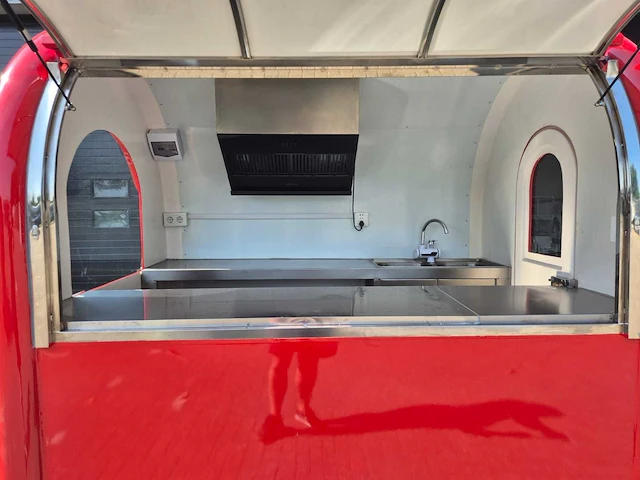 Foodtruck rood met afzuigkap + koelwerkbank - 2025 - afbeelding 4 van  14