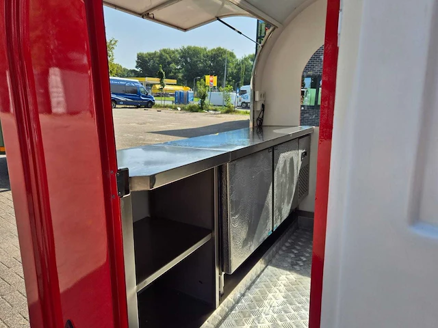 Foodtruck rood met afzuigkap + koelwerkbank - 2025 - afbeelding 5 van  14