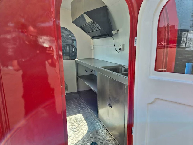 Foodtruck rood met afzuigkap + koelwerkbank - 2025 - afbeelding 6 van  14