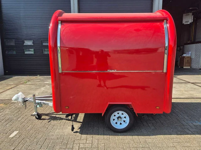 Foodtruck rood met afzuigkap + koelwerkbank - 2025 - afbeelding 1 van  14